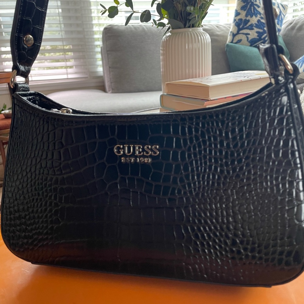 Guess purse - Picture 2 of 5